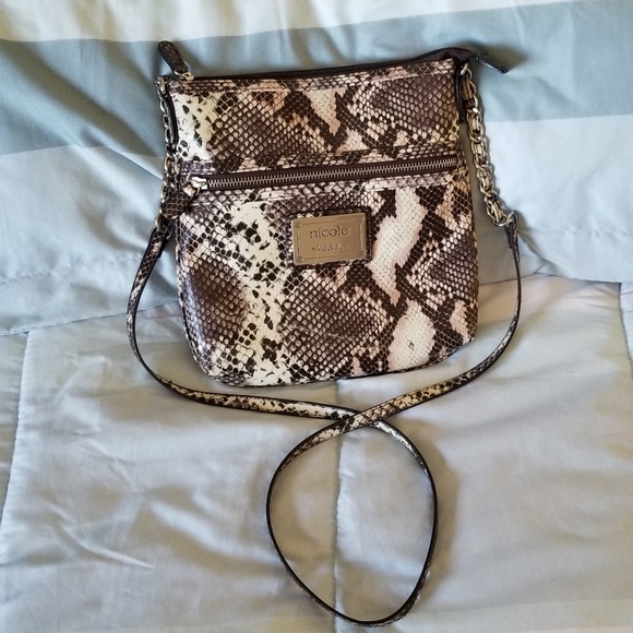 Nicole Miller Handbags - EUC Nicole Miller cross body bag with chain accent